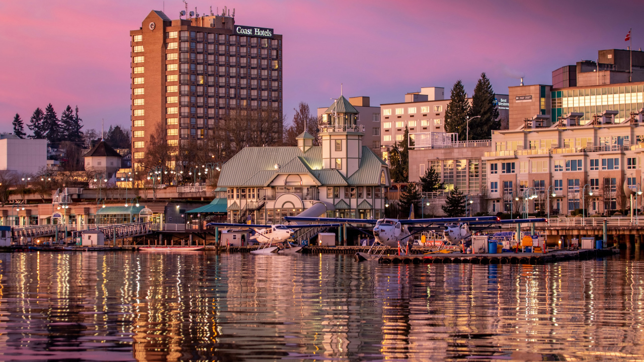 Здания у причала на закате, Ванкувер. Канада