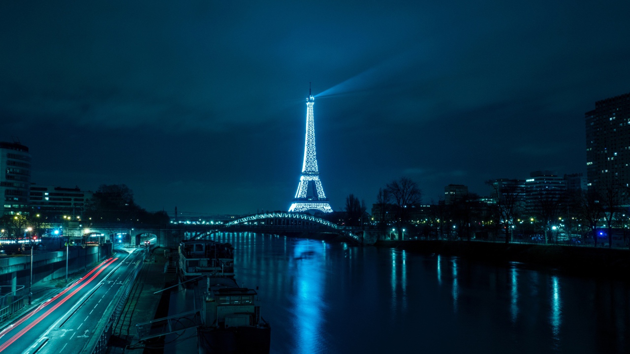 Эйфелева башня ночью на фоне канала, Франция 