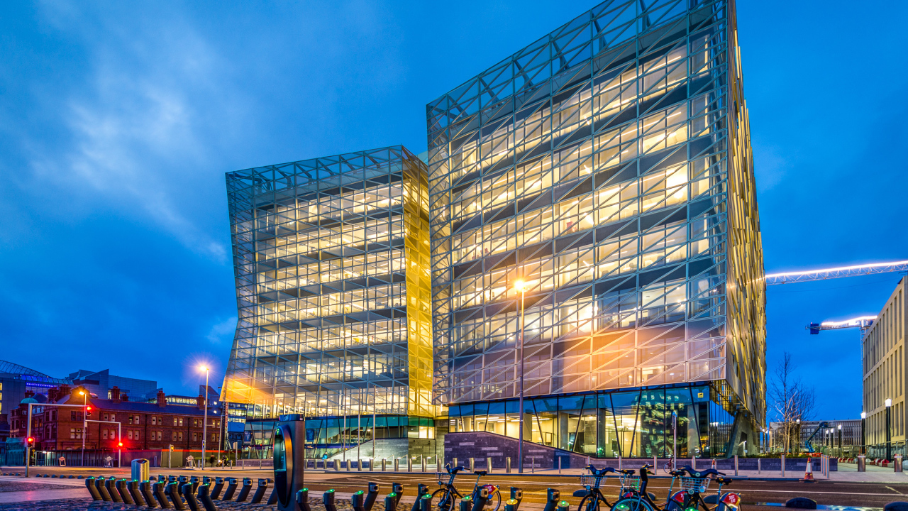 Красивое стеклянное здание вечером, Дублин. Ирландия