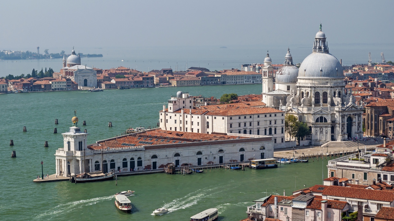 Вид на собор Санта Мария делла Салюте на Гранд канале, Венеция. Италия