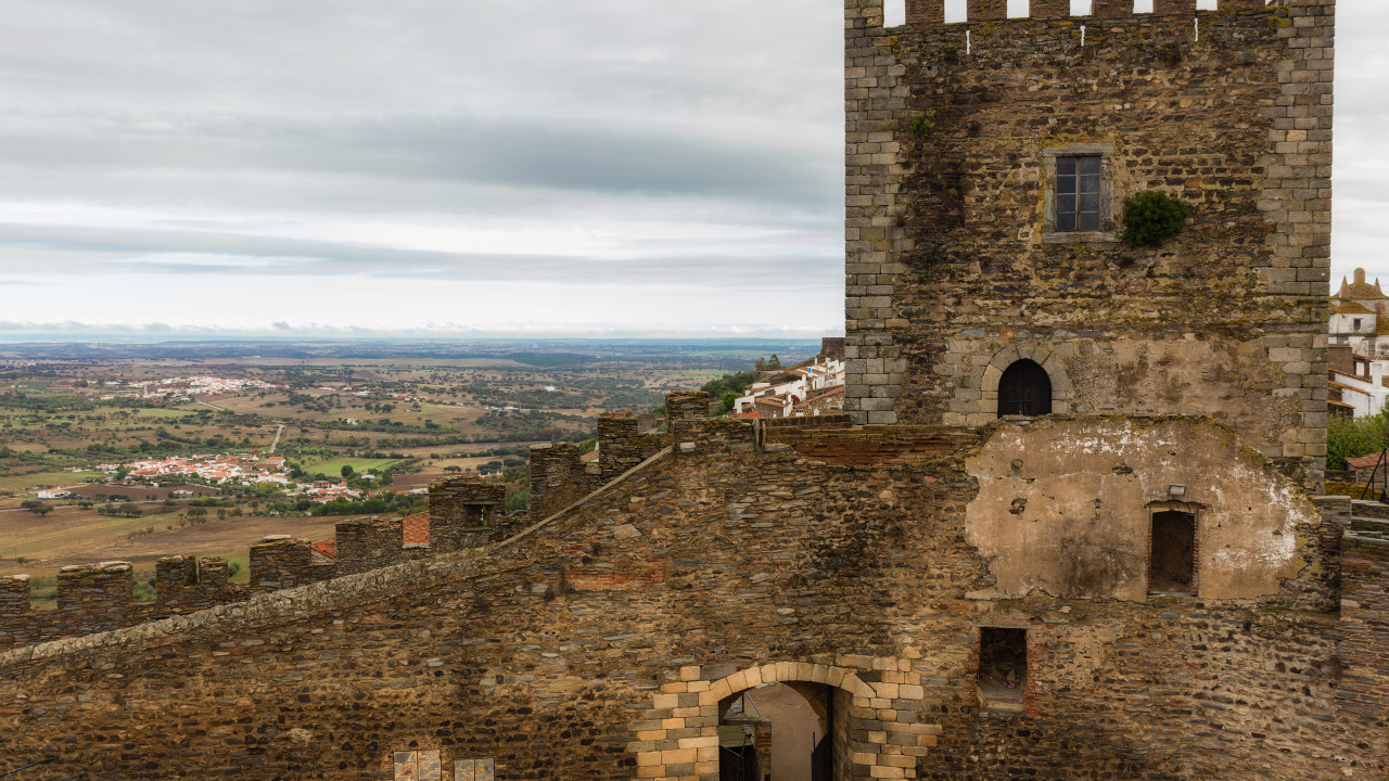 Старинный замок Монсараш, Португалия