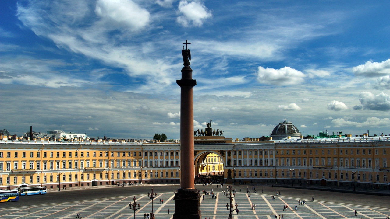 Дворцовая площадь под голубым небом,  Санкт-Петербург. Россия