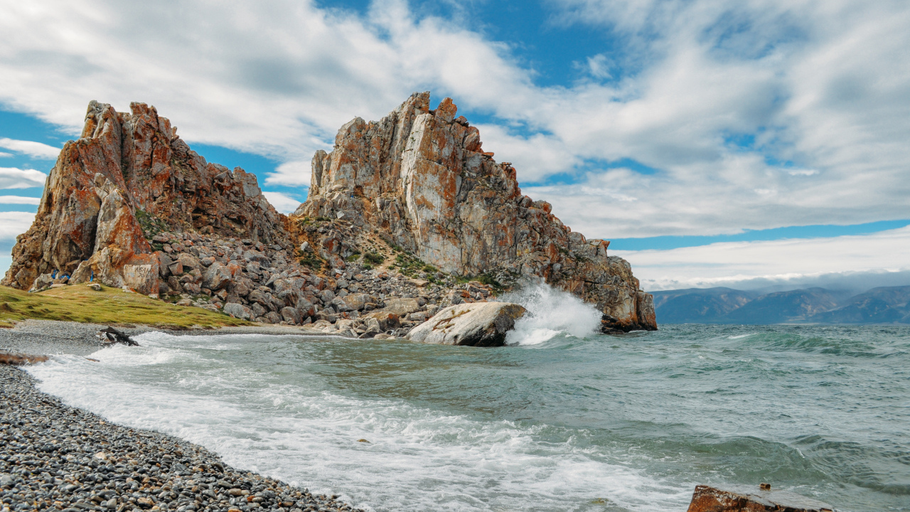 Скалы под голубым небом на острове Ольхон, Россия