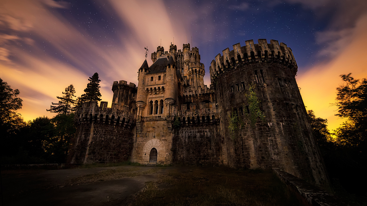 Замок Butron на фоне звездного неба вечером, Гатика. Испания