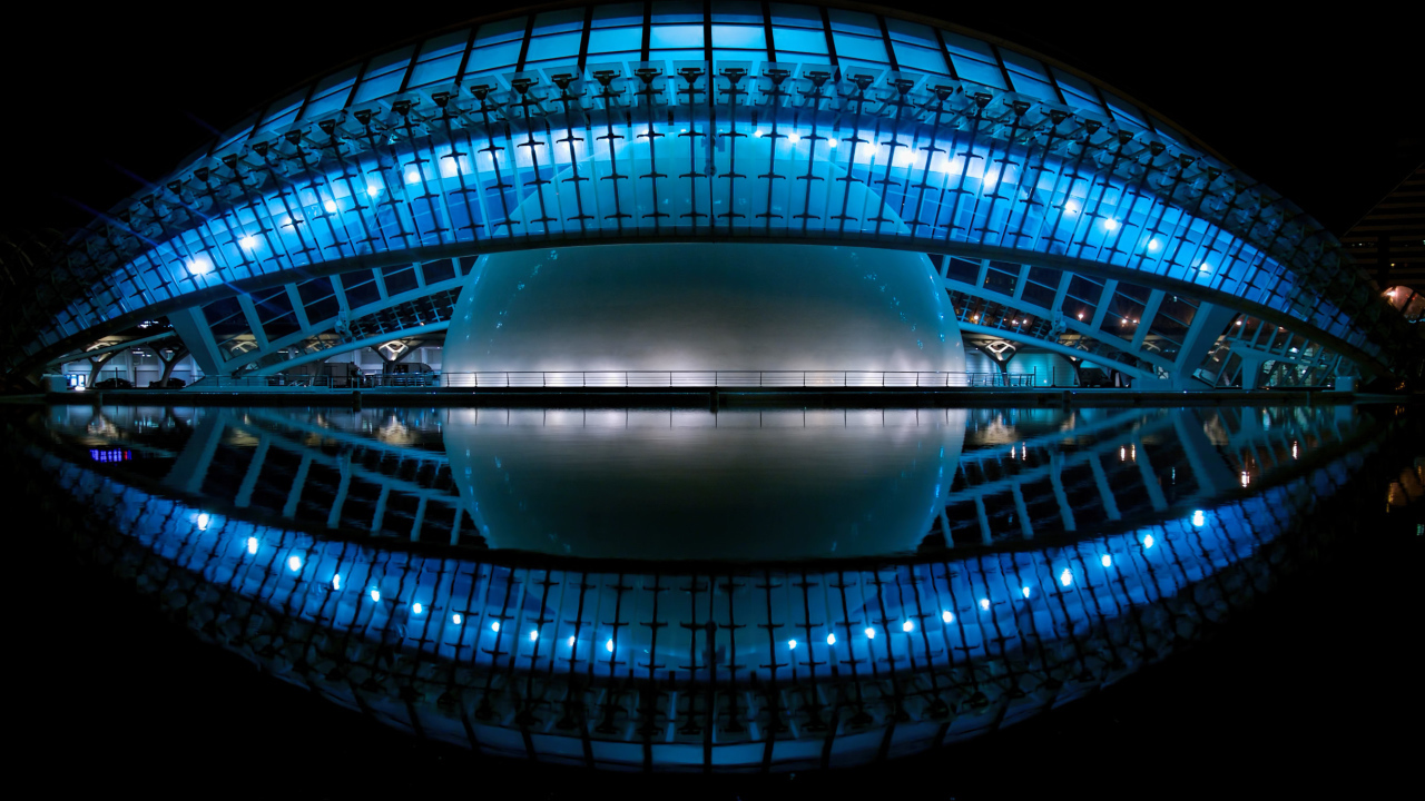 Кинотеатр Hemisferic ночью, Валенсия. Испания