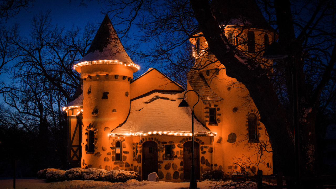 Музей Curwood Castle вечером, Мичиган. США