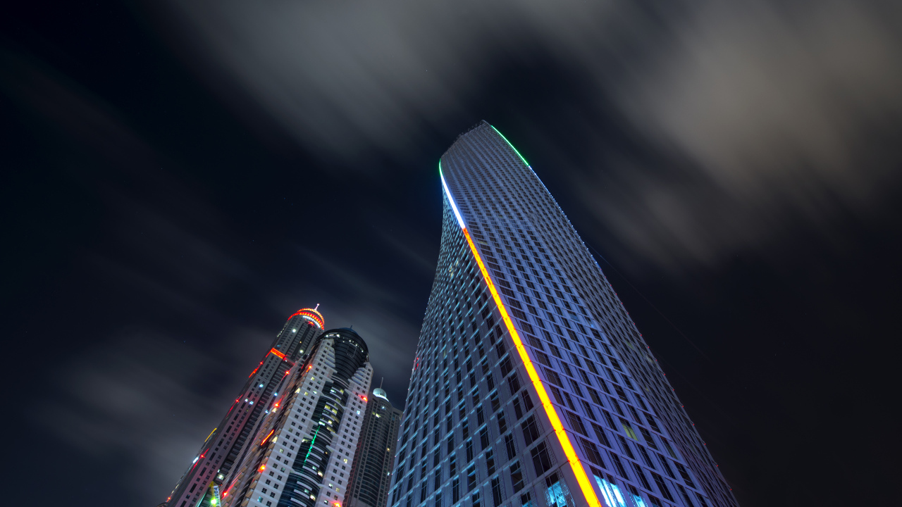 Небоскребы Дубаи под ночным небом, ОАЭ