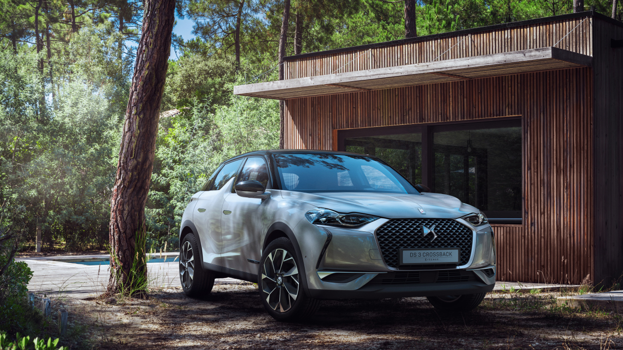 Серебристый внедорожник DS 3 Crossback E-Tense 2019 года 