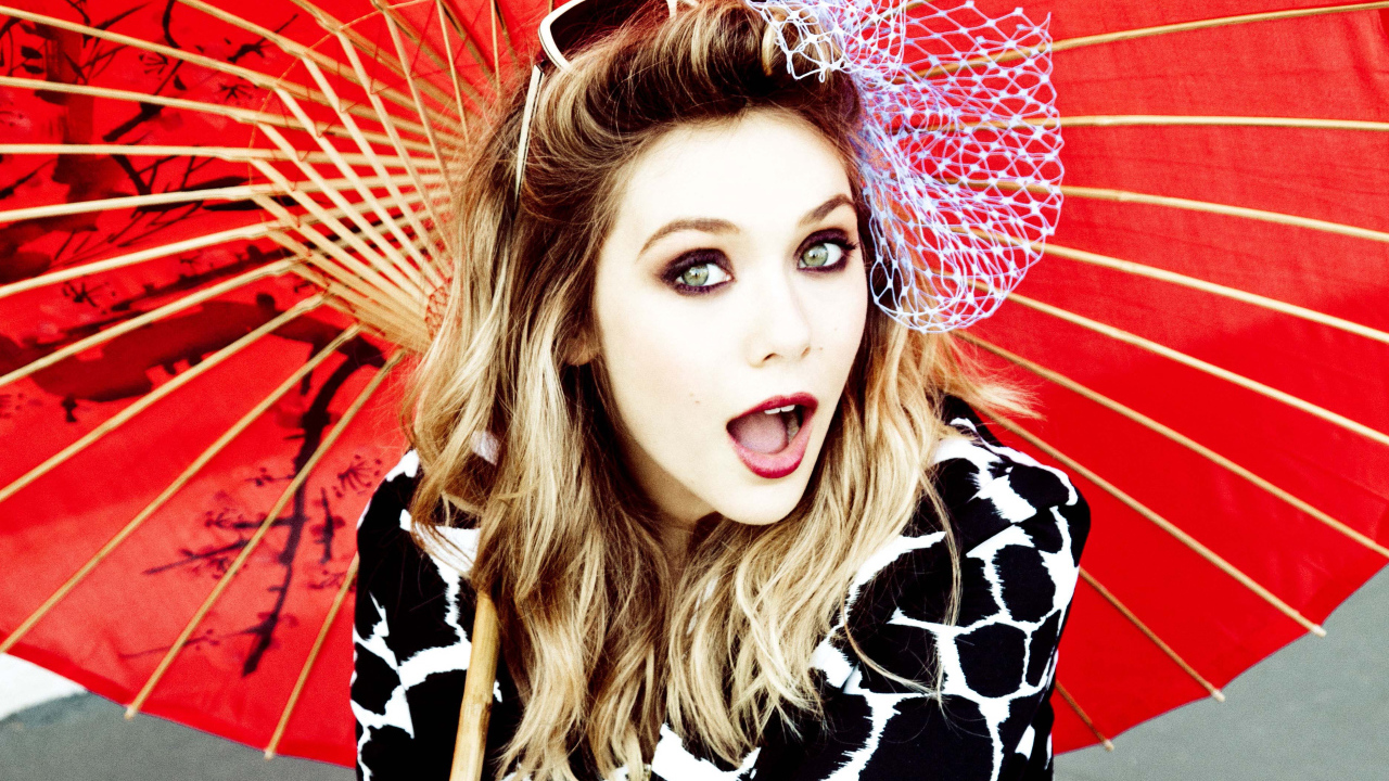 Актриса Элизабет Олсен с большим зонтом 