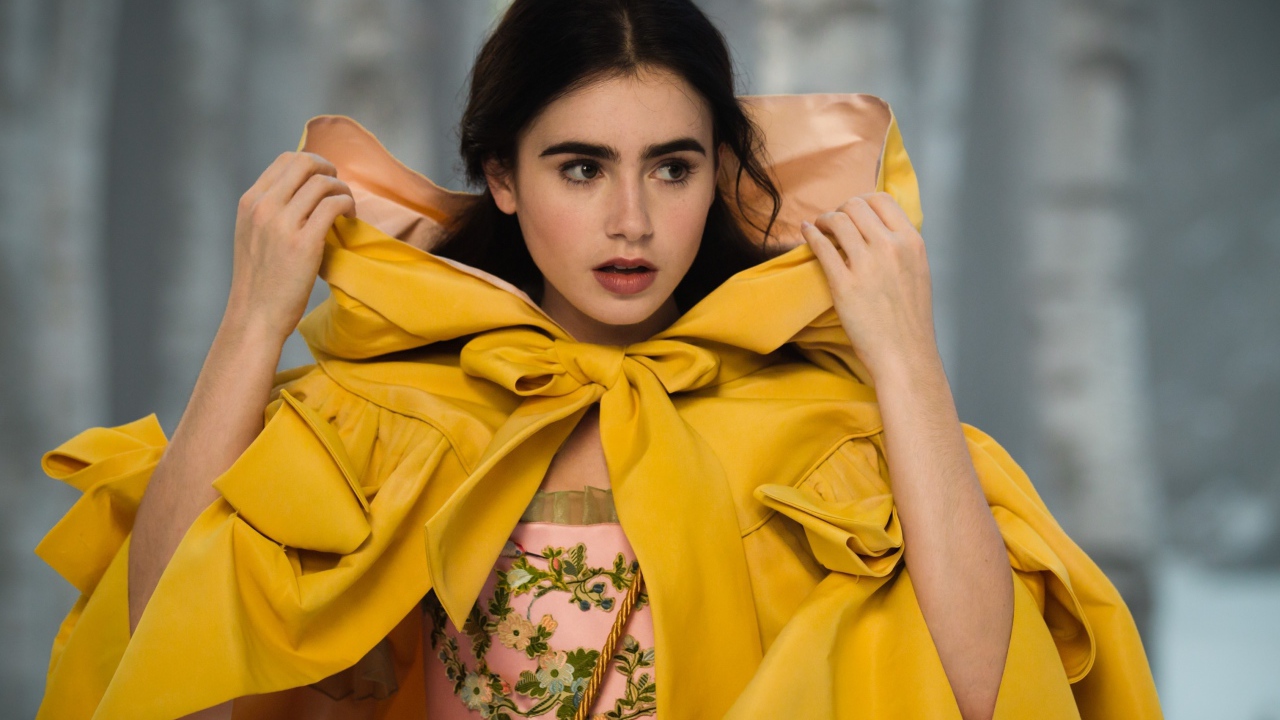 Актриса Лили Коллинз в желтом плаще