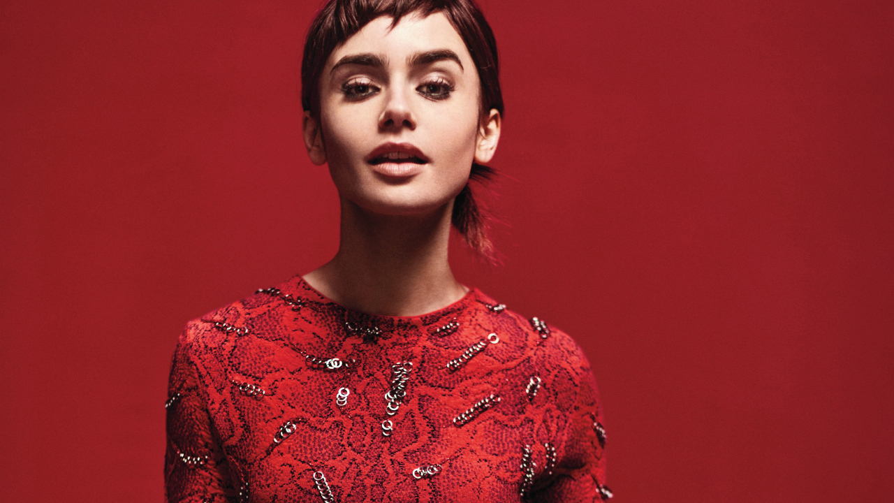 Актриса Лили Коллинз фото на красном фоне