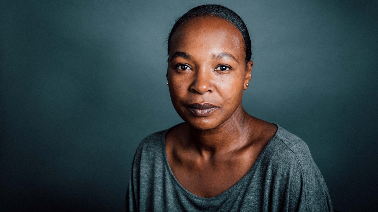 Актриса Надин Маршалл на сером фоне