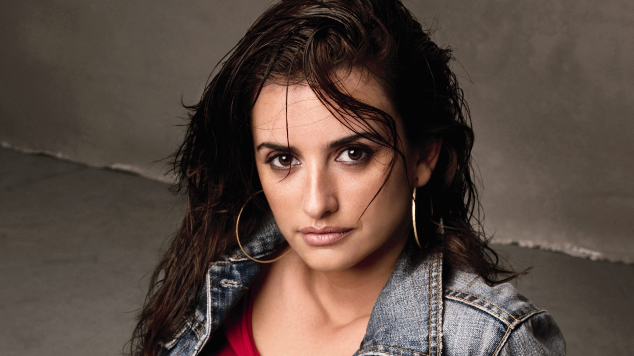 Актриса Пенелопа Крус в джинсовой куртке