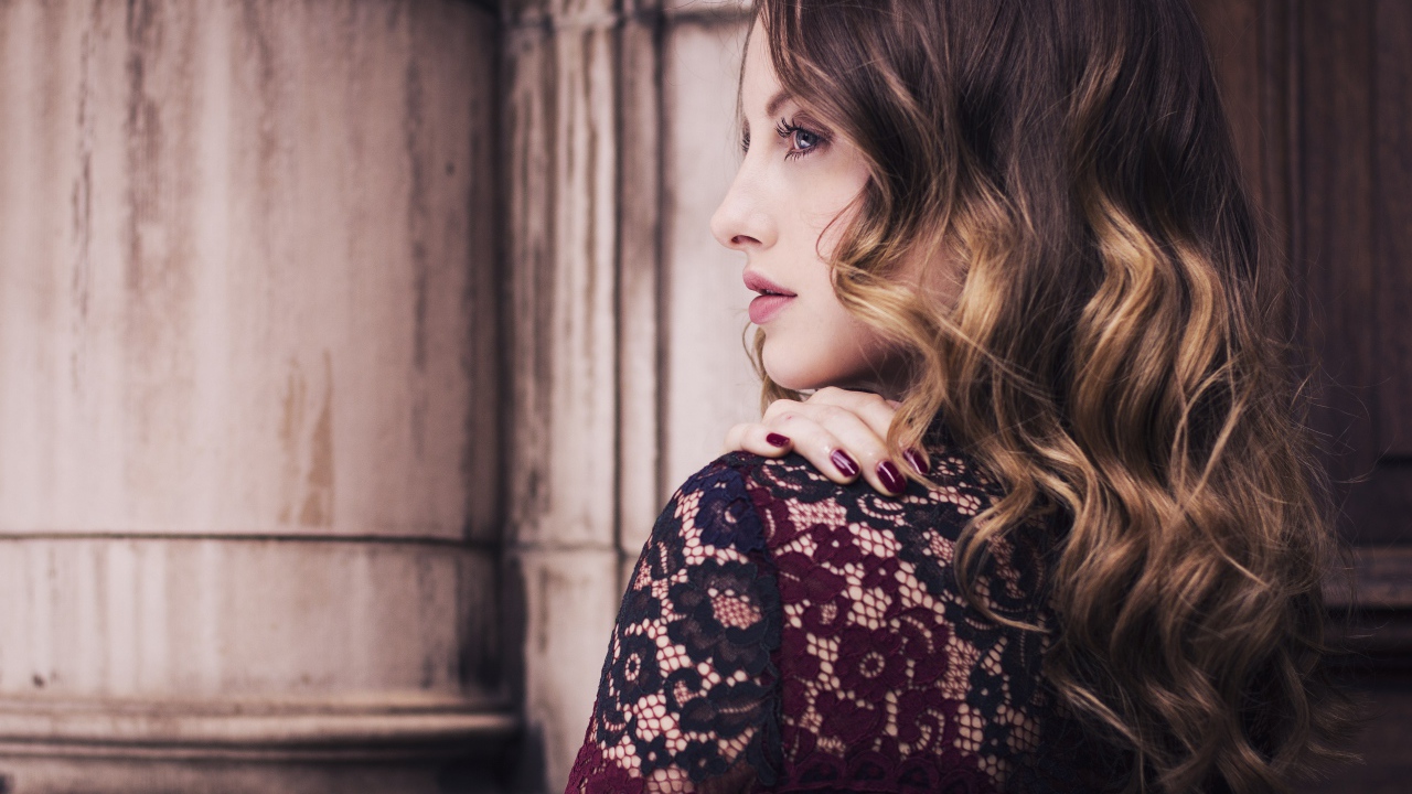 Актриса Рози Фортескью боком