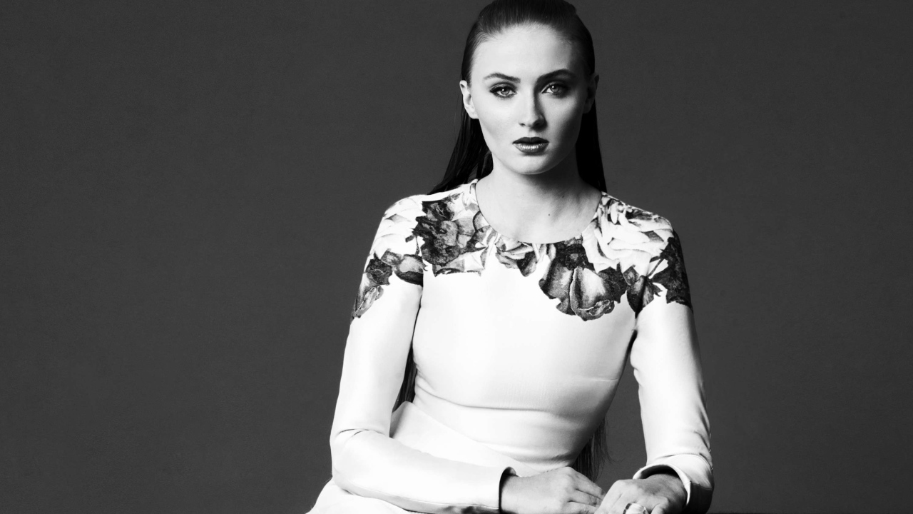 Актриса Софи Тёрнер в красивом платье, черно-белое фото