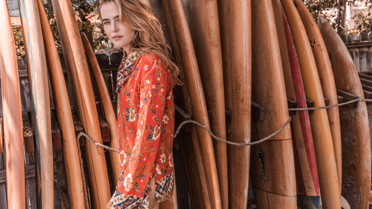 Актриса Зои Дойч возле досок для серфинга 