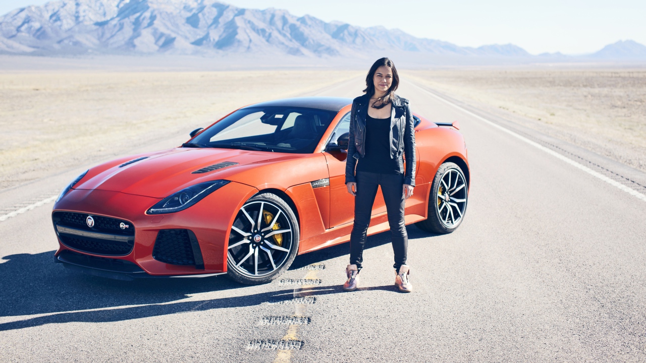 Американская актриса Мишель Родригес с автомобилем Jaguar F-TYPE