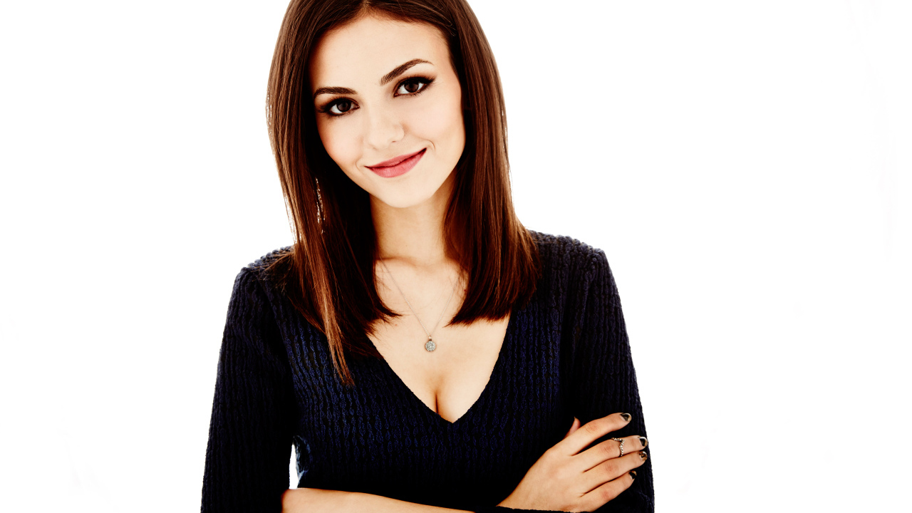 Американская актриса Виктория Джастис на белом фоне