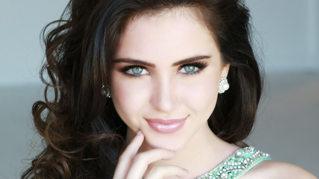 Красивая американская актриса Райан Ньюман