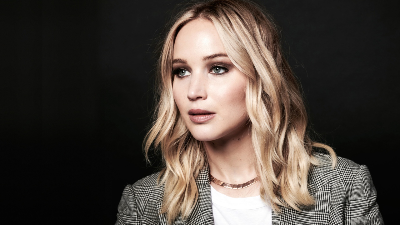 Красивая актриса Дженнифер Лоуренс на сером фоне