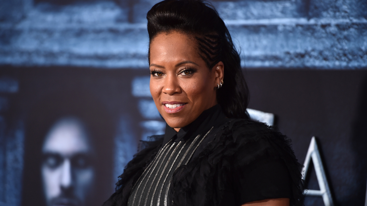 Красивая актриса Реджина Кинг в черном наряде