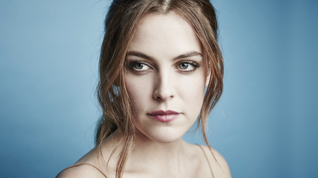 Красивая актриса Райли Кио фото на голубом фоне