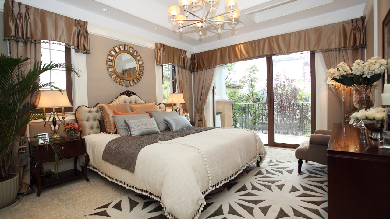 Красивая спальная комната с большой кроватью  и балконом