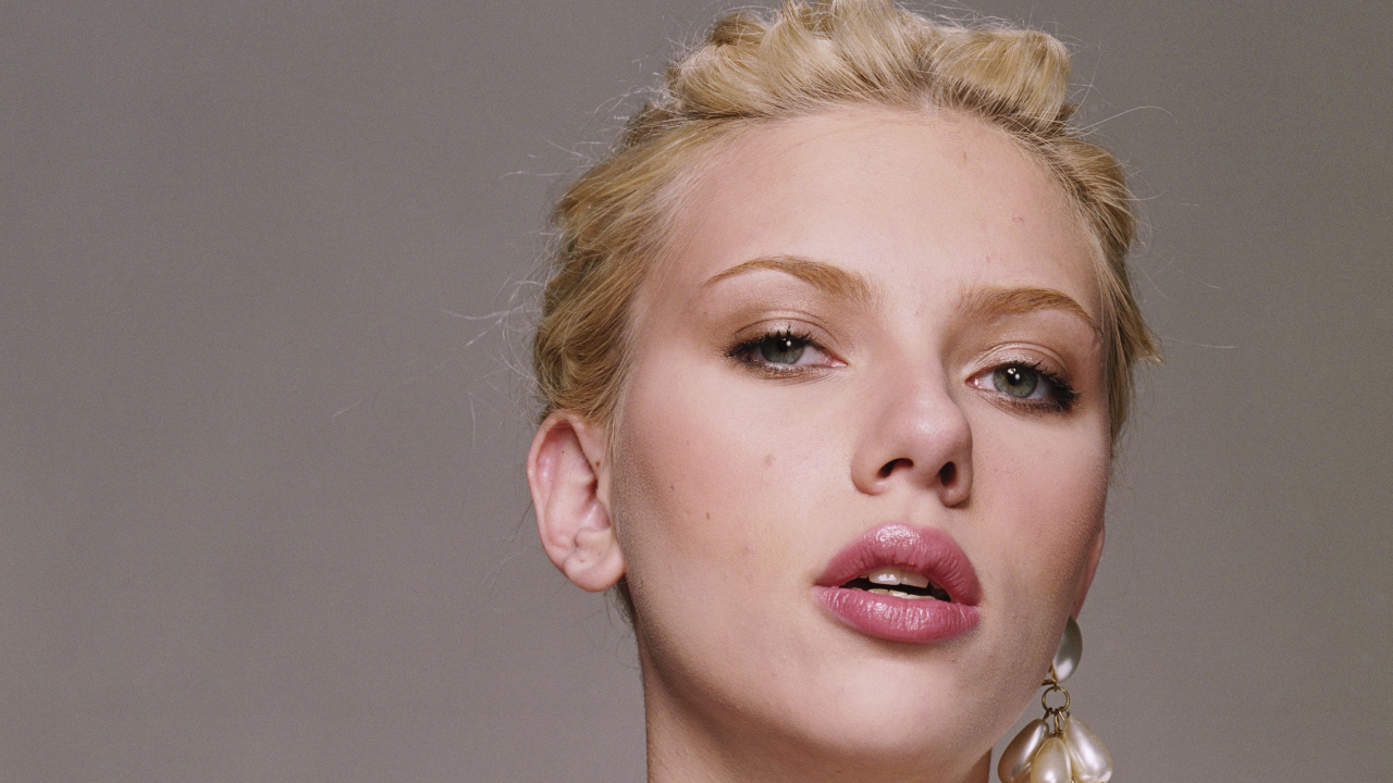 Красивая блондинка, актриса Скарлетт Йоханссон