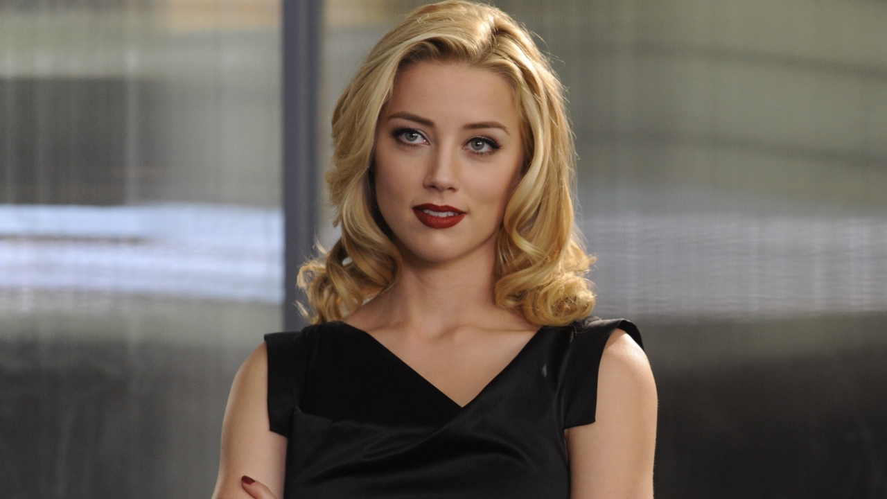 Красивая блондинка с красными губами, актриса Эмбер Хёрд