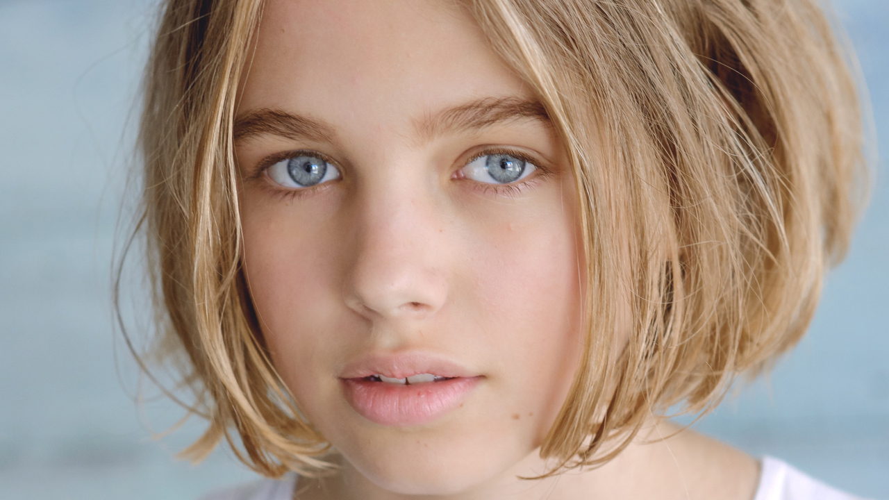 Красивая голубоглазая девушка, австралийская актриса Тиган Крофт