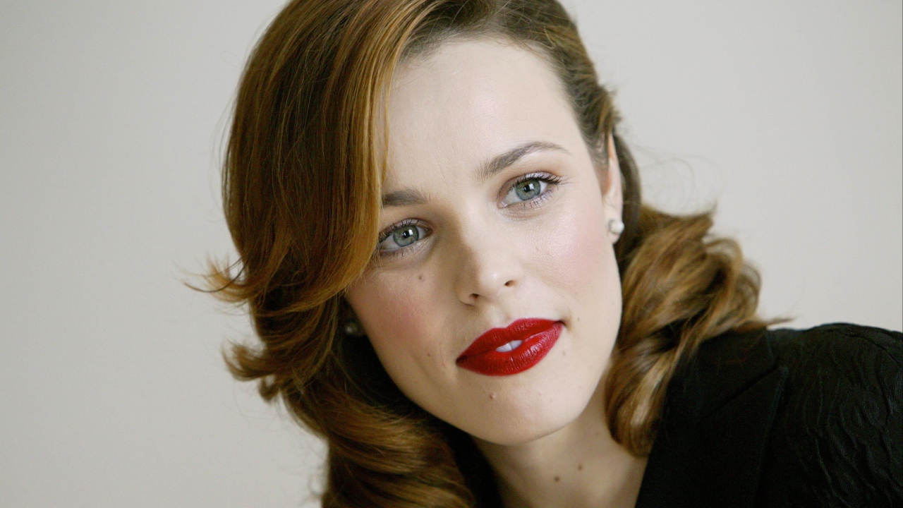 Красивая яркая актриса Рэйчел Макадамс на сером фоне