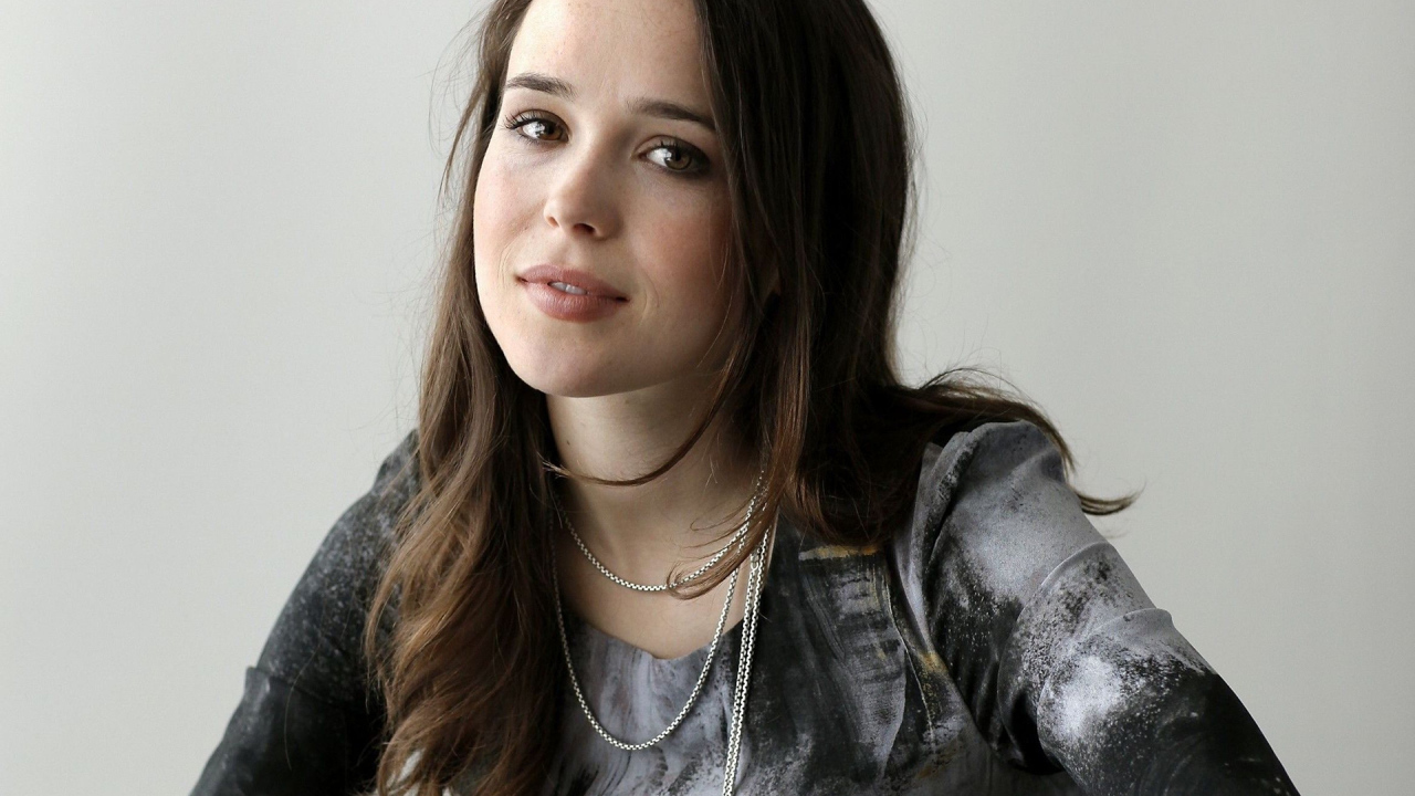 Красивая шатенка, актриса Эллен Пейдж фото на сером фоне