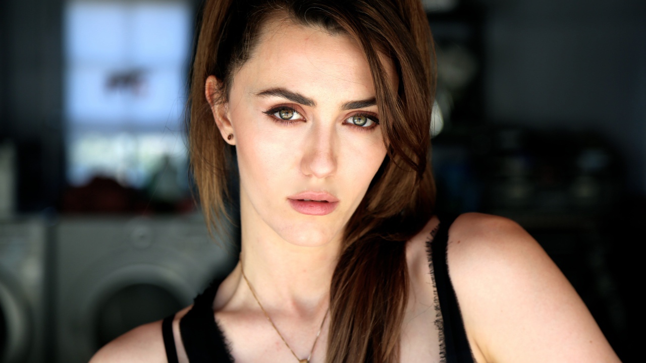 Красивая брюнетка актриса Мэйделин Зима