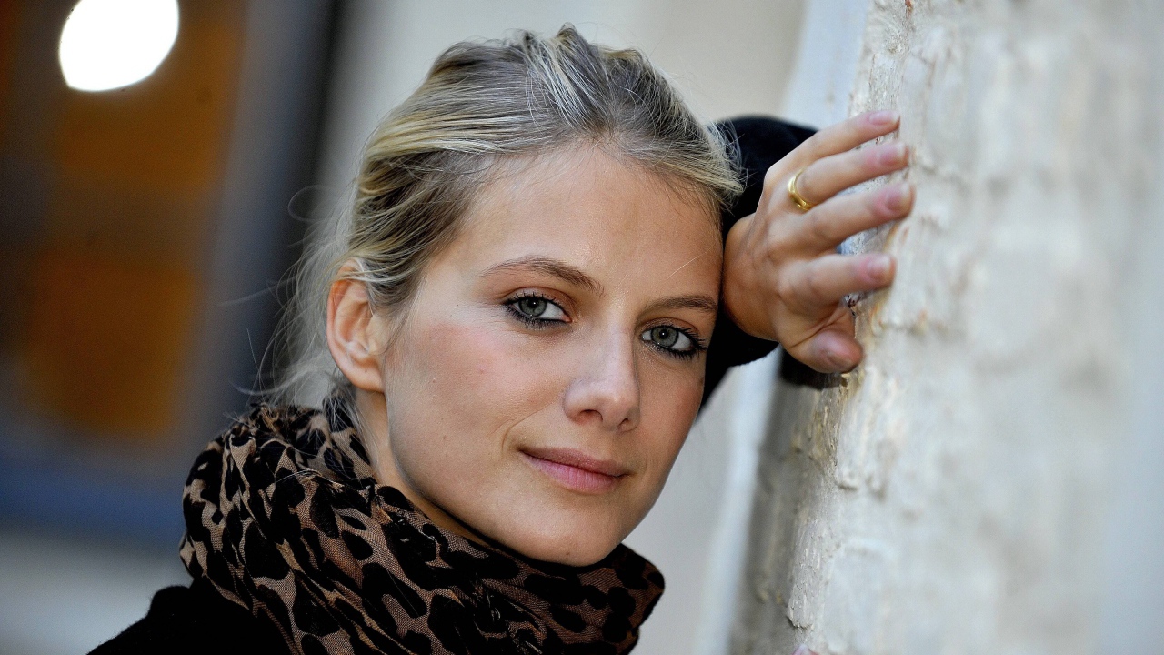 Красивая зеленоглазая актриса Мелани Лоран