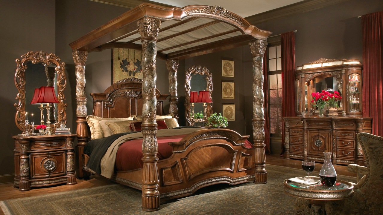 Спальня в старинном стиле с большой деревянной кроватью 