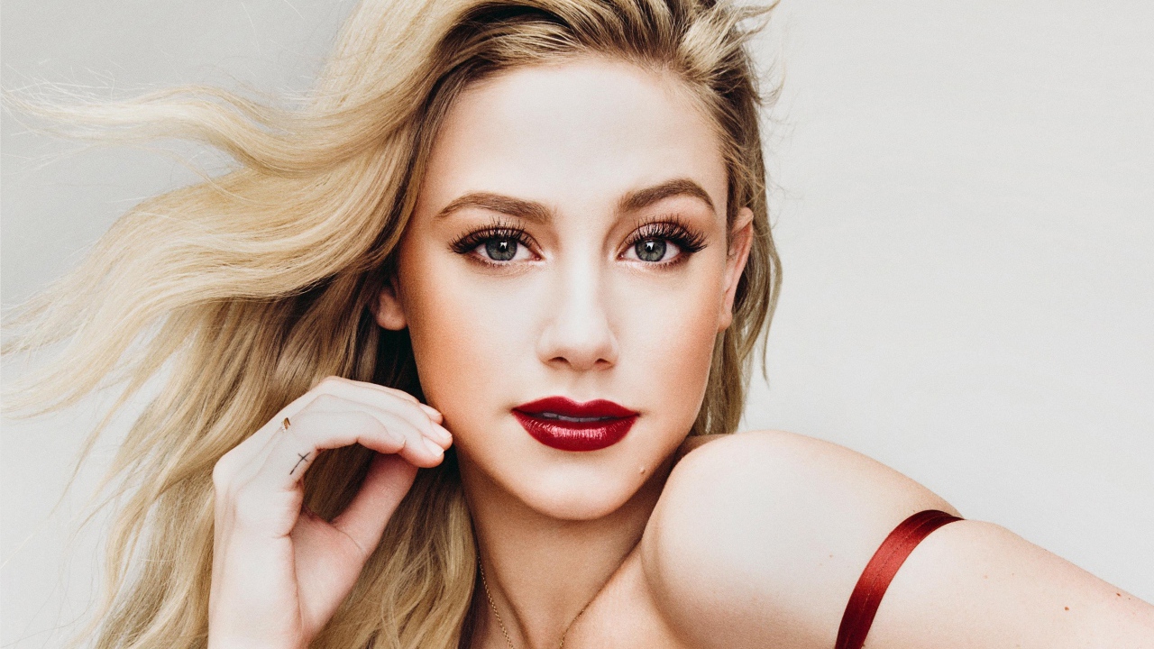 Яркая блондинка, актриса Лили Рейнхарт