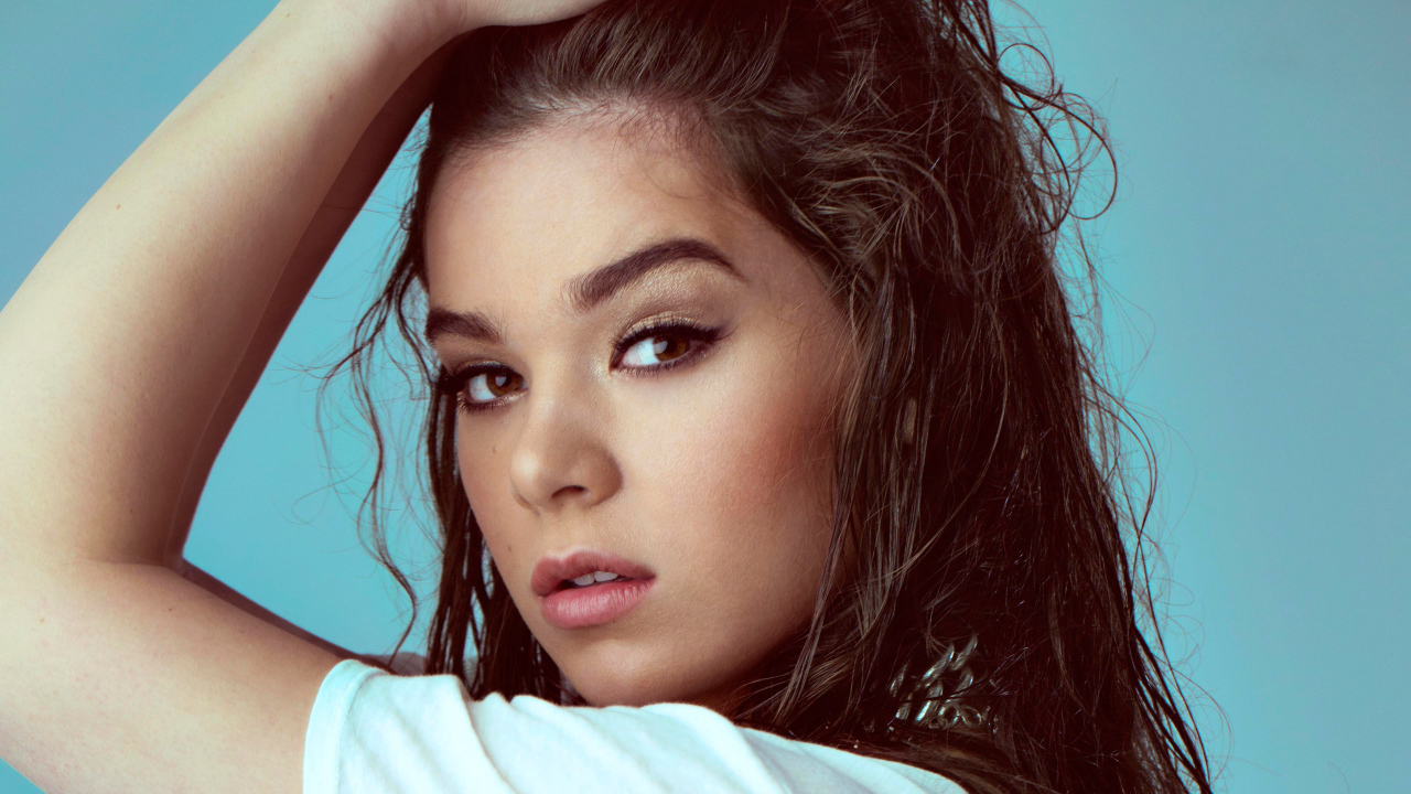 Кареглазая девушка актриса Хейли Стейнфилд