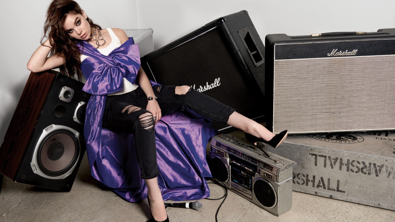 Эффектная актриса Хейли Стейнфилд сидит на больших колонках