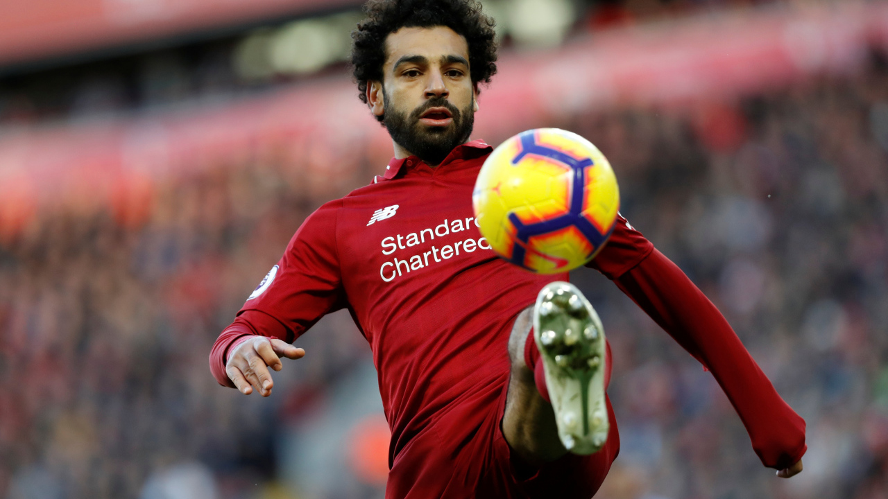 Египетский футболист Мохаммед Салах отбивает мяч