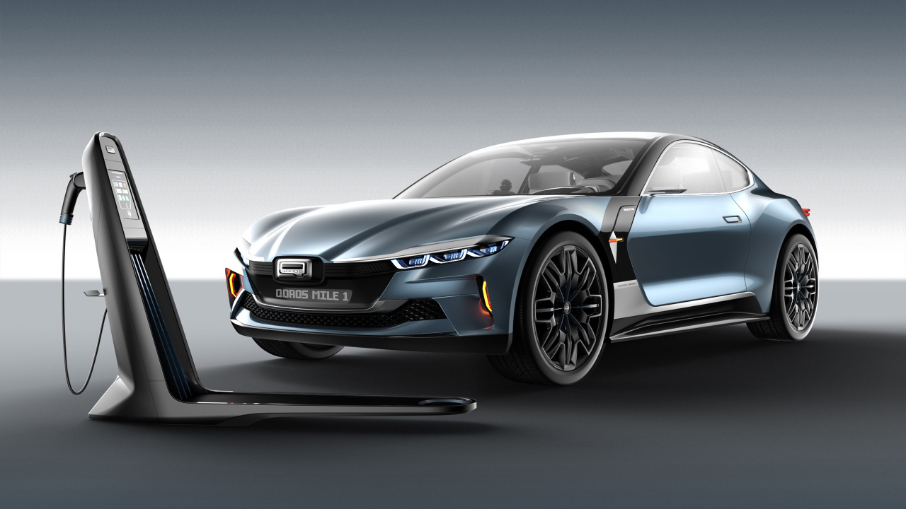 Электромобиль Qoros Mile 1 2018 на заправке