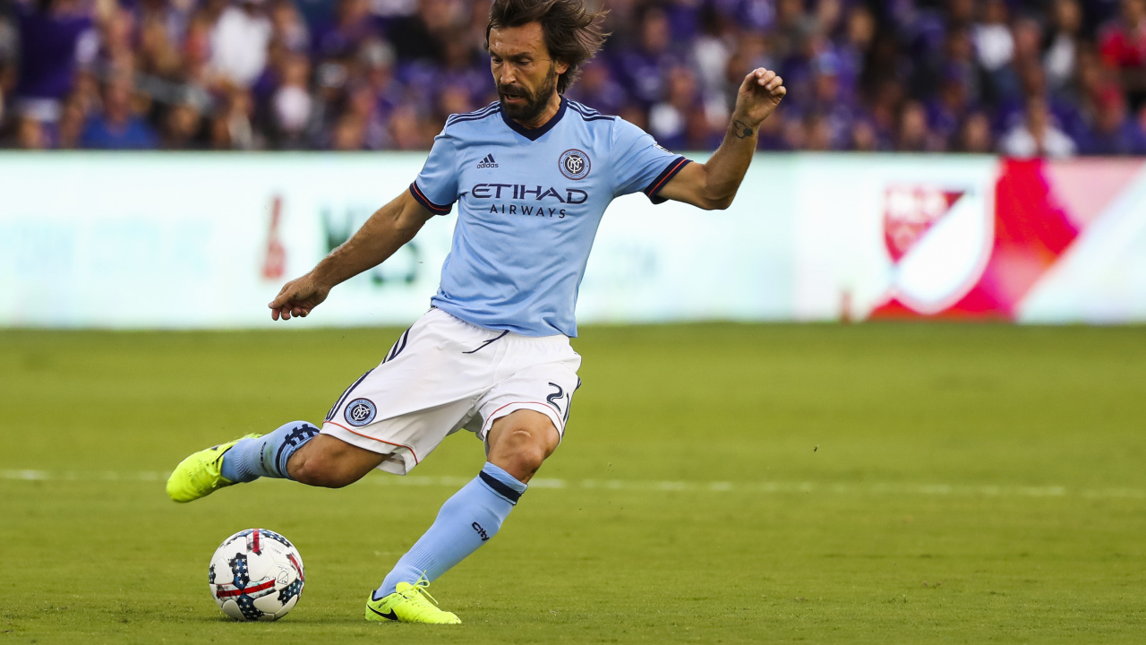 Футболист Андреа Пирло на поле с мячом