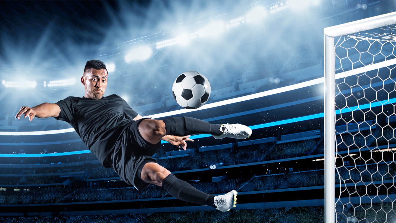 Футболист отбивает мяч в воротах