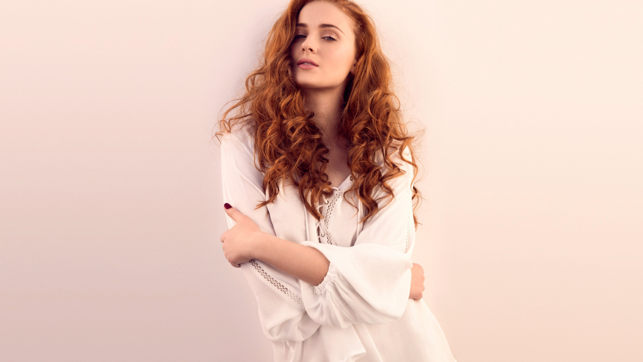 Нежная рыжеволосая актриса Софи Тёрнер в белом наряде