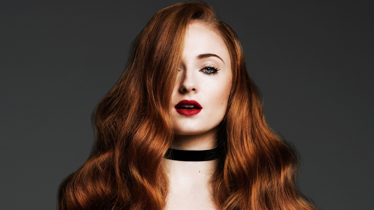 Горячая яркая девушка, актриса Софи Тёрнер