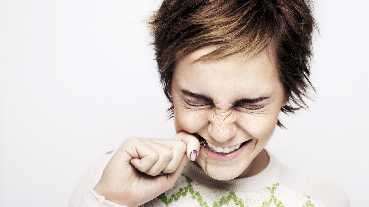 Смеющаяся актриса Эмма Уотсон с короткой стрижкой