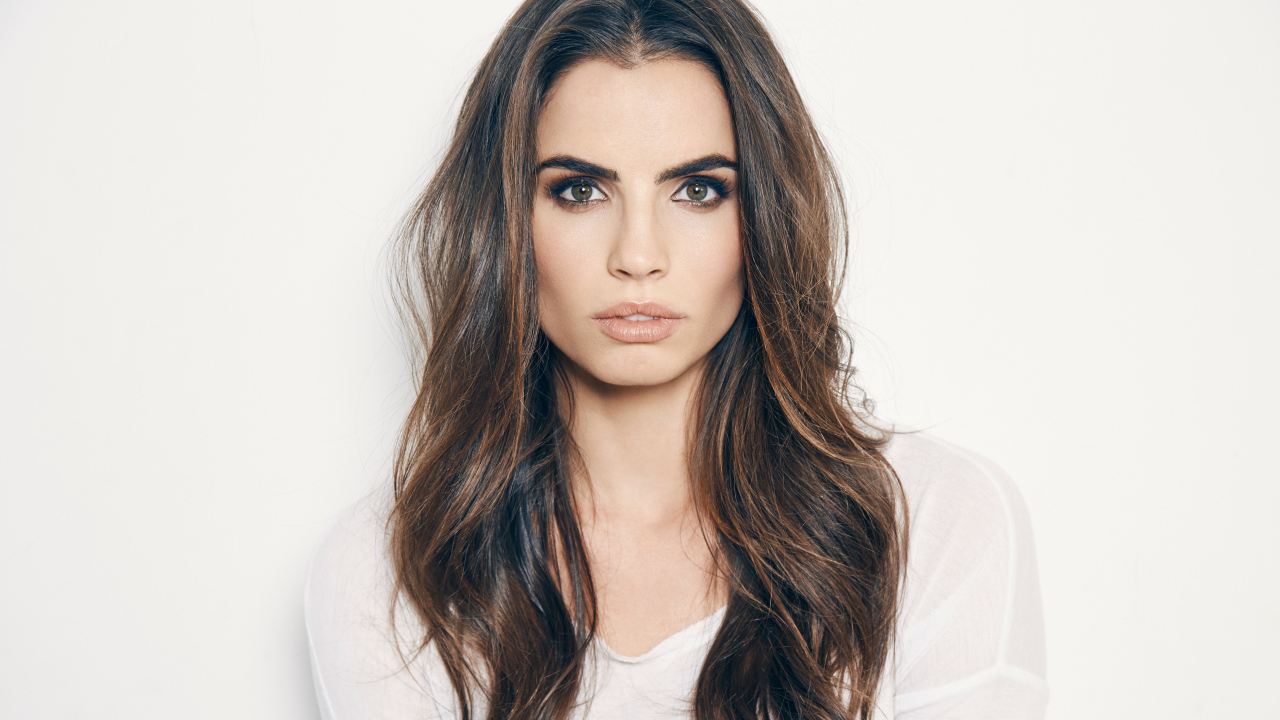 Длинноволосая американская актриса Хилти Боуэн