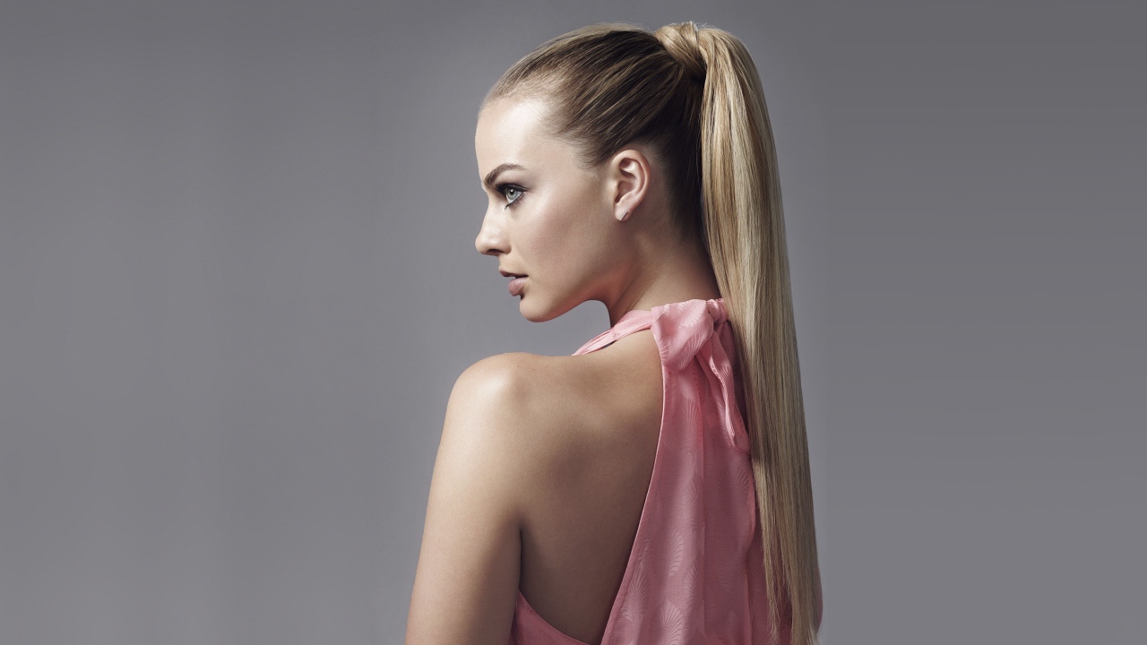 Длинноволосая блондинка актриса Марго Робби фото на сером фоне