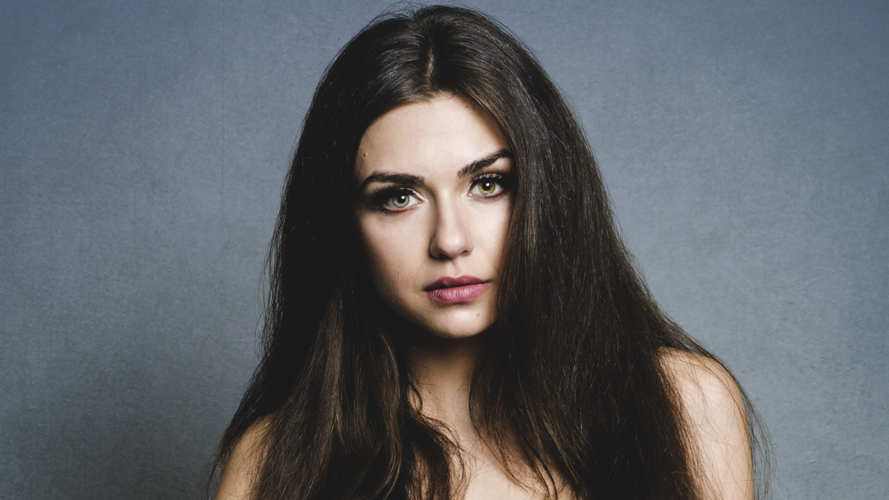 Длинноволосая зеленоглазая брюнетка, актриса Виктория Конфал