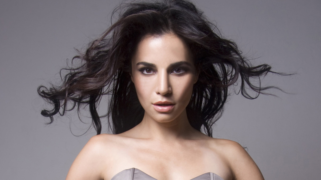 Мексиканская актриса Марта Игареда на сером фоне