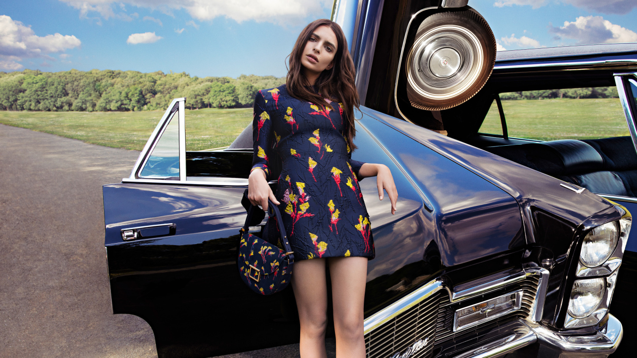 Модель, актриса Эмили Ратаковски у черного автомобиля